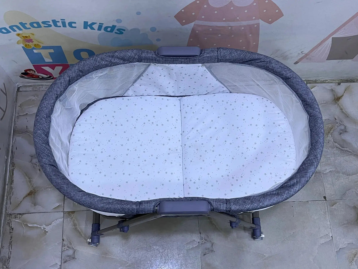 Nivorra NB-3F: grey bassinet top view showing oval patterned sleeping pad.