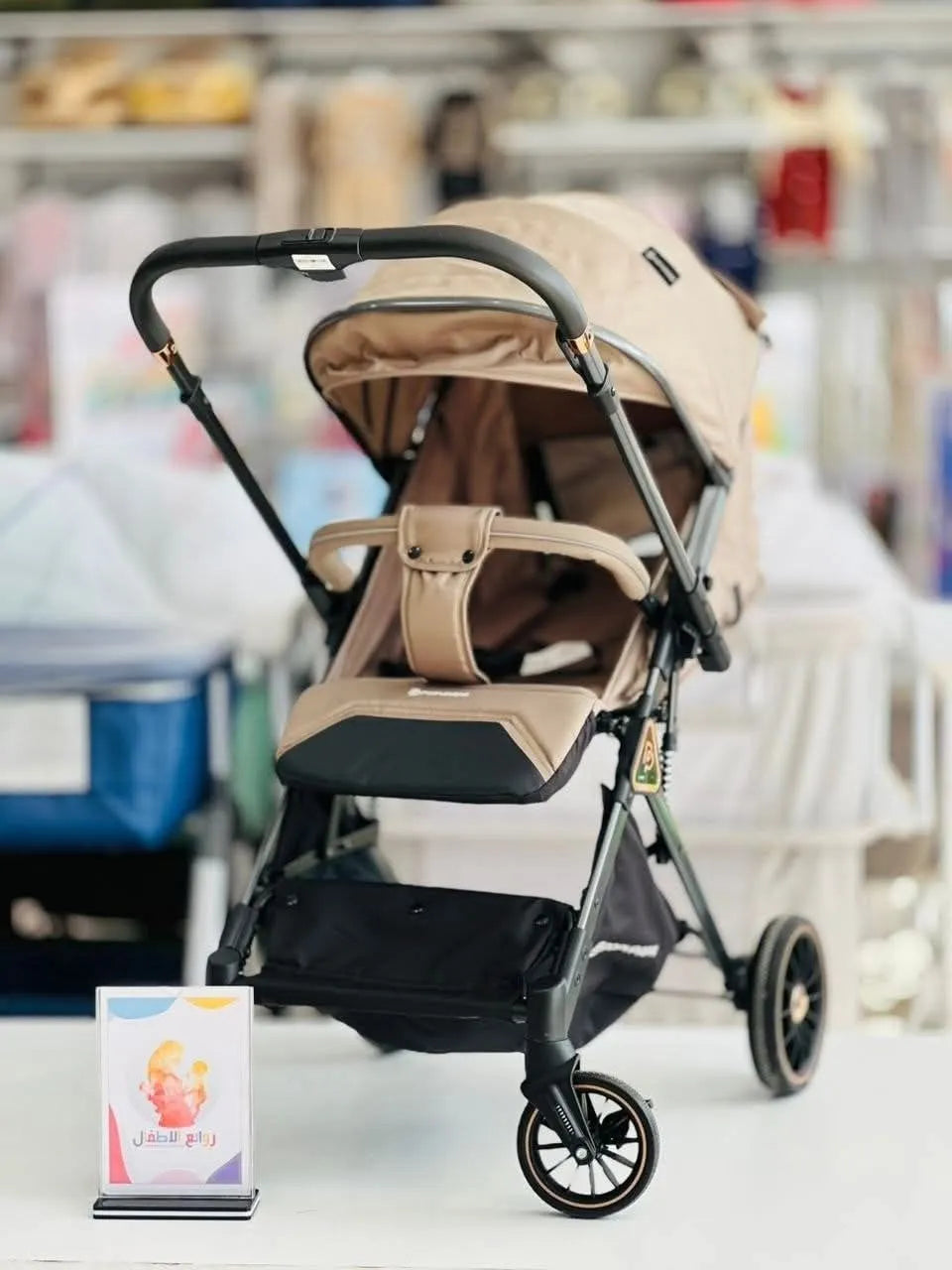 Popypapa H1: beige stroller from the front with canopy, harness and bumper bar.